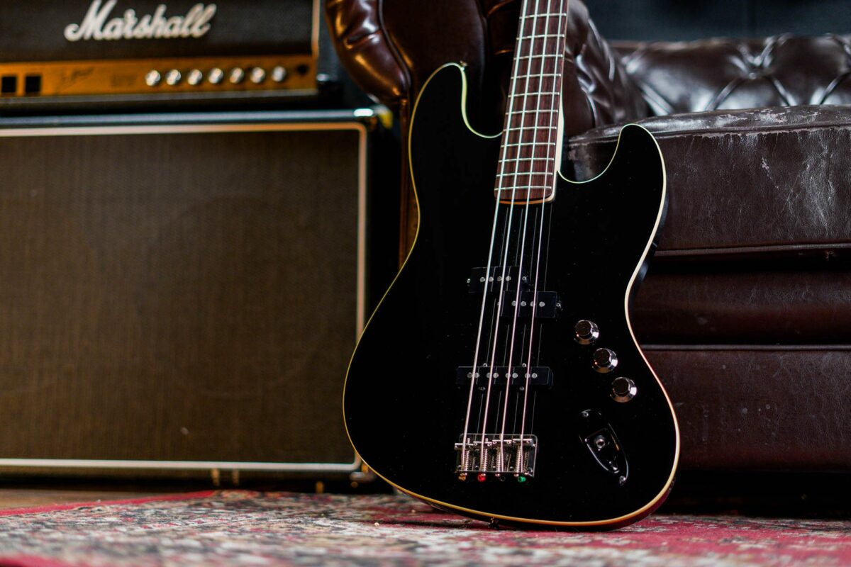 Fender Aerodyne Jazz Bass in Black