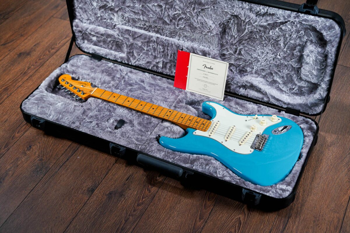 Fender American Professional ii Stratocaster in Miami Blue - Image 2