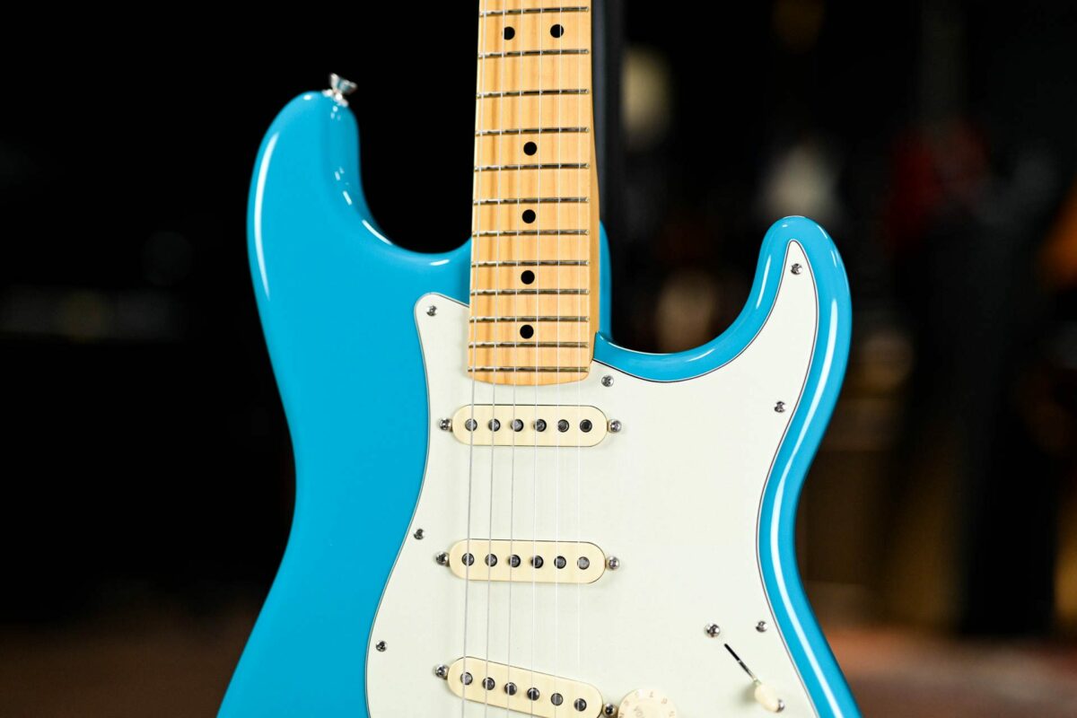 Fender American Professional ii Stratocaster in Miami Blue - Image 4