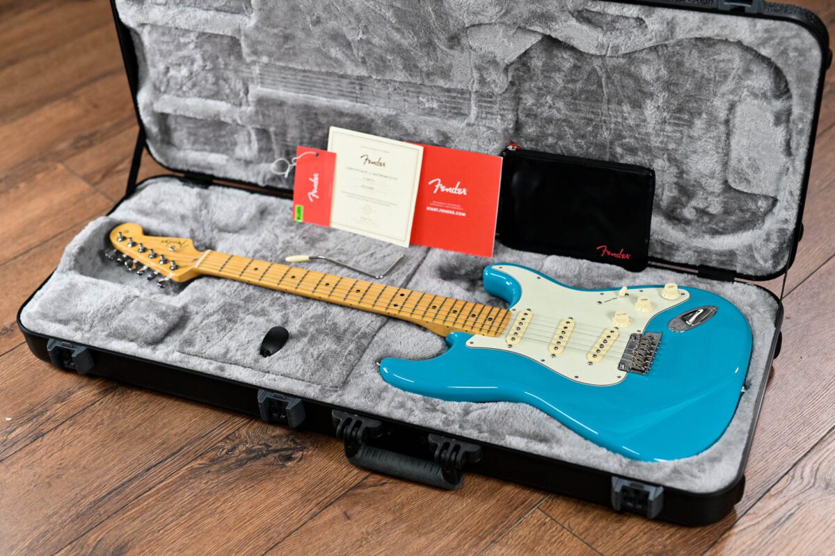 Fender American Professional ii Stratocaster in Miami Blue - Image 2