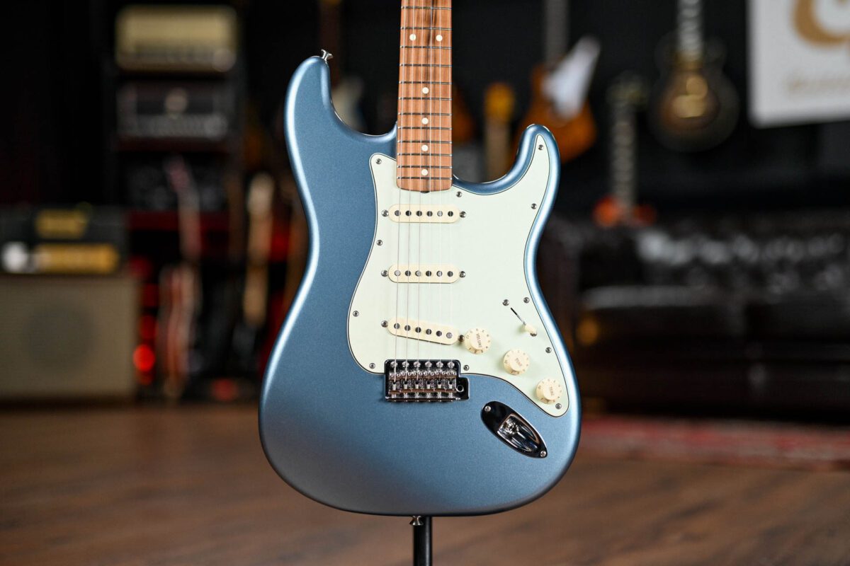 Fender Vintera 60's Stratocaster in Ice Blue Metallic