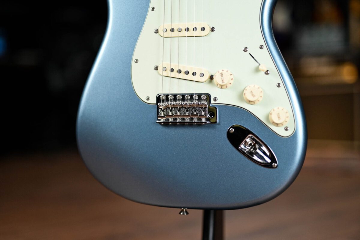 Fender Vintera 60's Stratocaster in Ice Blue Metallic - Image 3