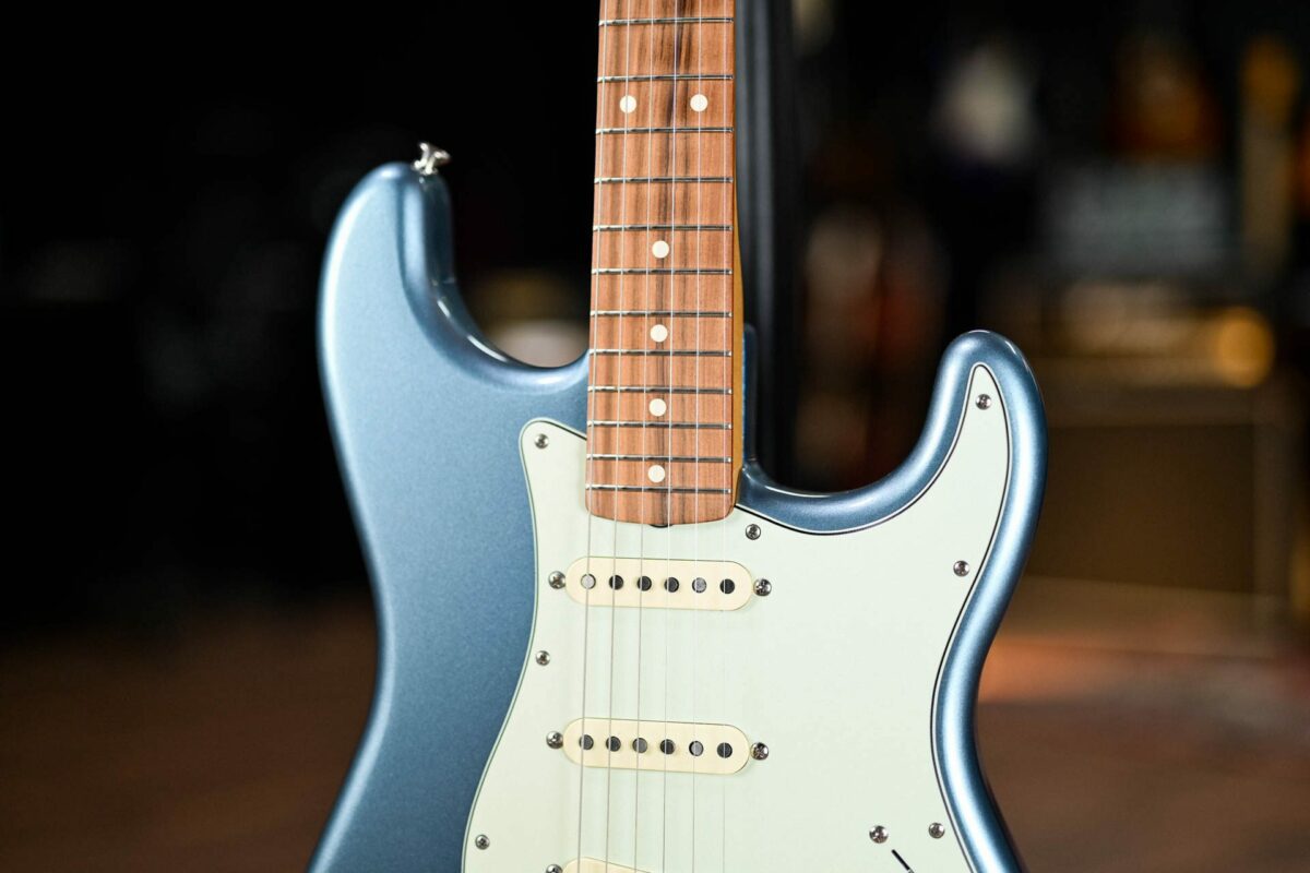 Fender Vintera 60's Stratocaster in Ice Blue Metallic - Image 4