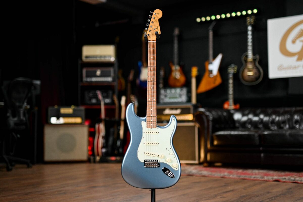 Fender Vintera 60's Stratocaster in Ice Blue Metallic - Image 2