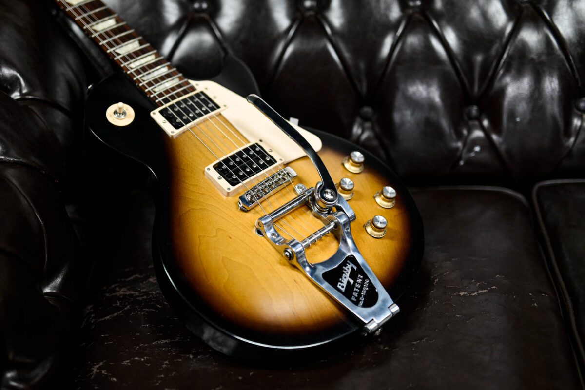 Gibson Les Paul 50s Tribute with Bigsby in Tobacco Burst - Image 2