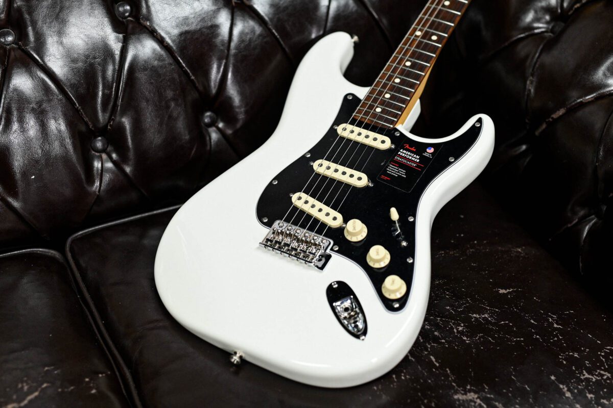 Fender American Performer Stratocaster Arctic White - Image 9