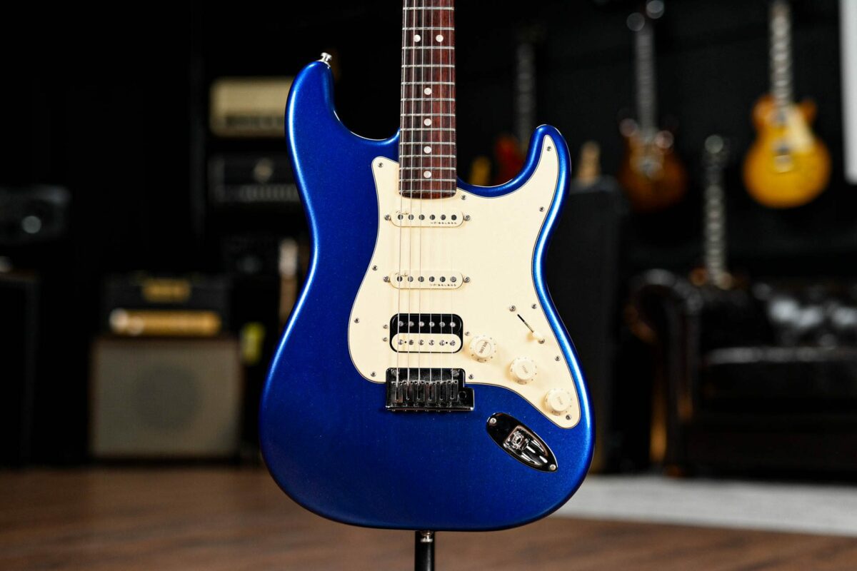 Fender American Ultra Stratocaster HSS Cobra Blue