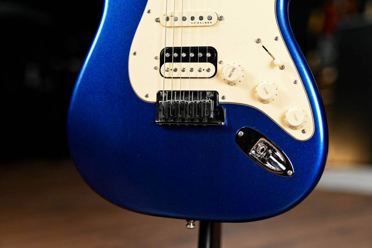 Fender American Ultra Stratocaster HSS Cobra Blue - Image 7