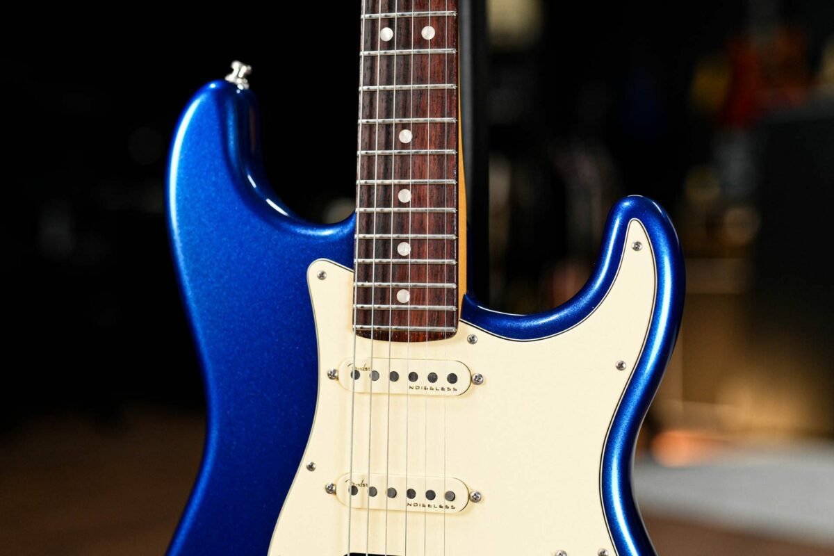 Fender American Ultra Stratocaster HSS Cobra Blue - Image 6