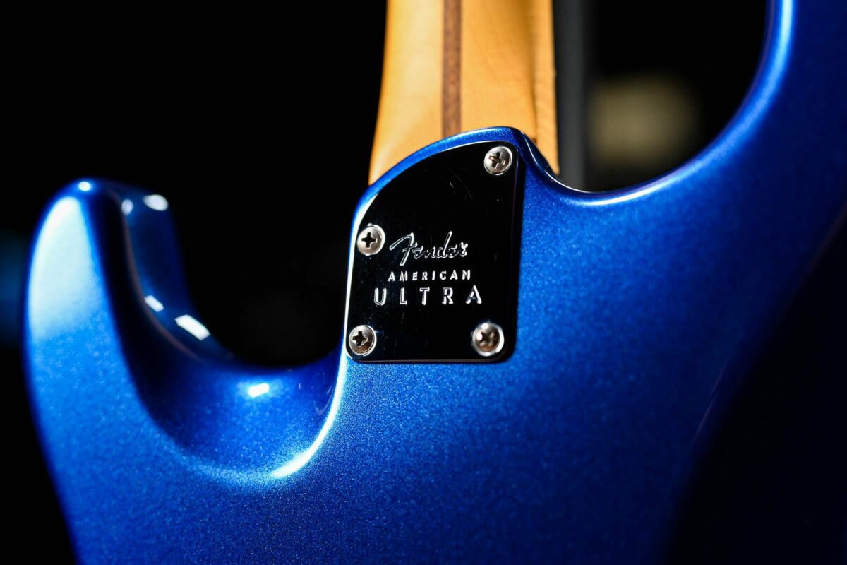 Fender American Ultra Stratocaster HSS Cobra Blue - Image 11