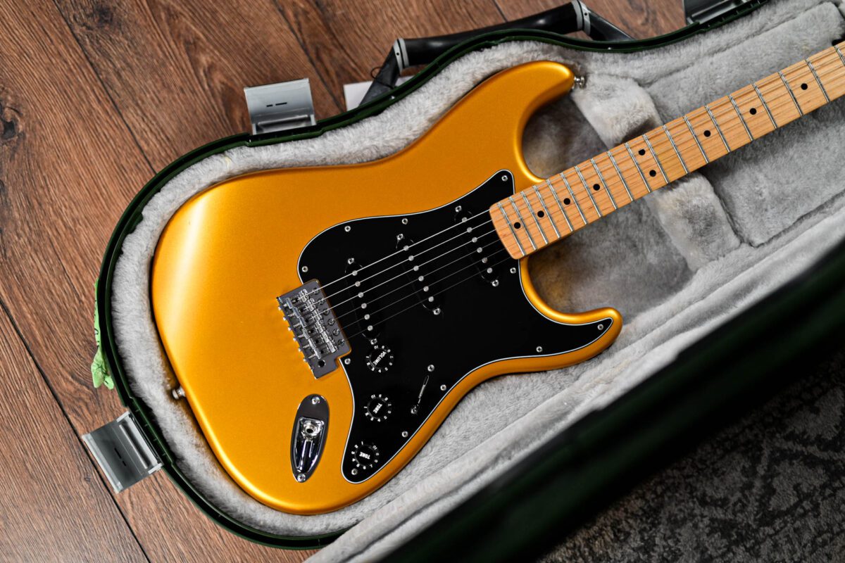 Fender FSR Standard Stratocaster Satin Blaze Gold - Image 2