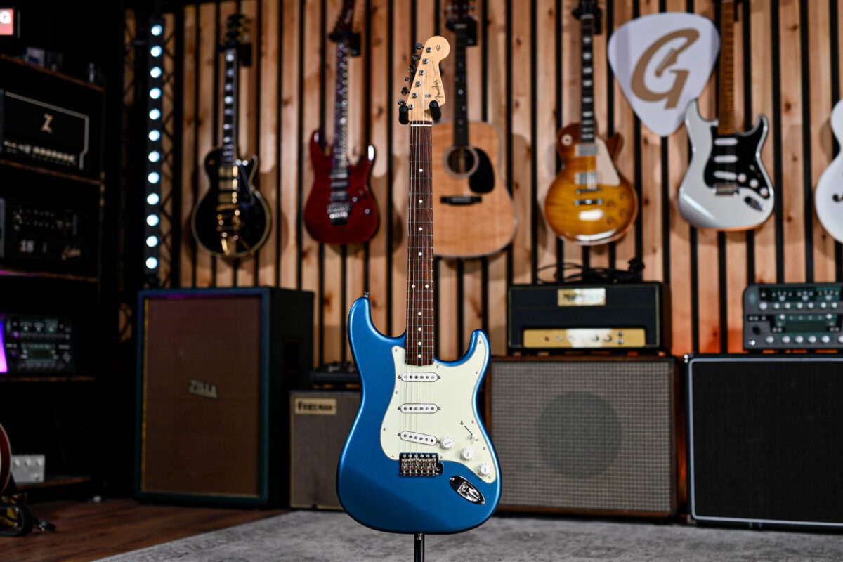 Fender MIJ Traditional II '60s Stratocaster in Lake Placid Blue - Image 2