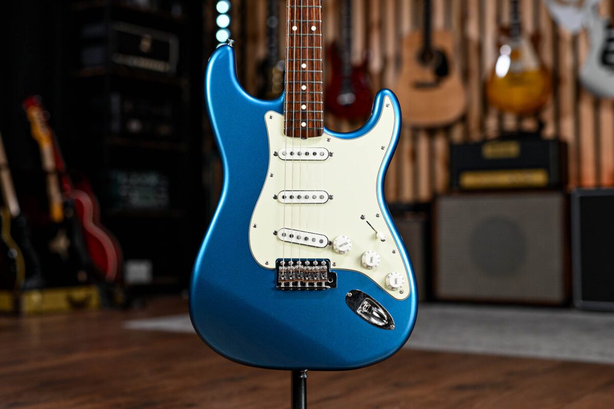 Fender MIJ Traditional II '60s Stratocaster in Lake Placid Blue