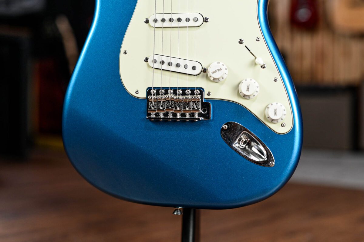 Fender MIJ Traditional II '60s Stratocaster in Lake Placid Blue - Image 3