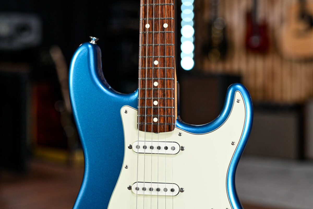 Fender MIJ Traditional II '60s Stratocaster in Lake Placid Blue - Image 4