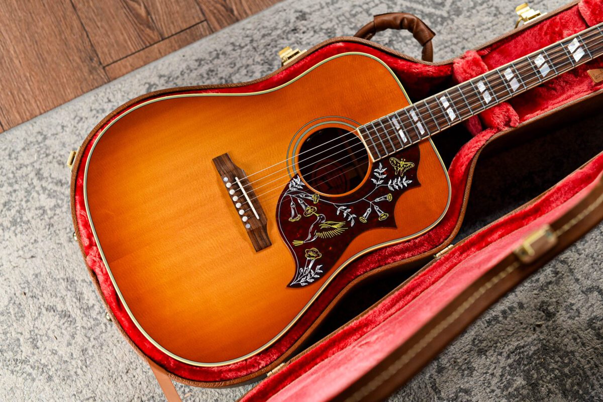 Gibson USA Hummingbird in Heritage Cherry Sunburst - Image 3