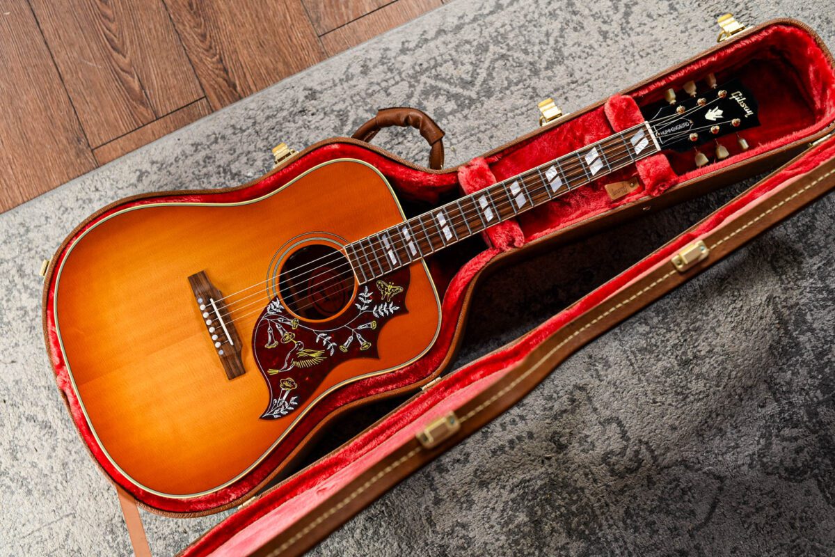 Gibson USA Hummingbird in Heritage Cherry Sunburst - Image 2