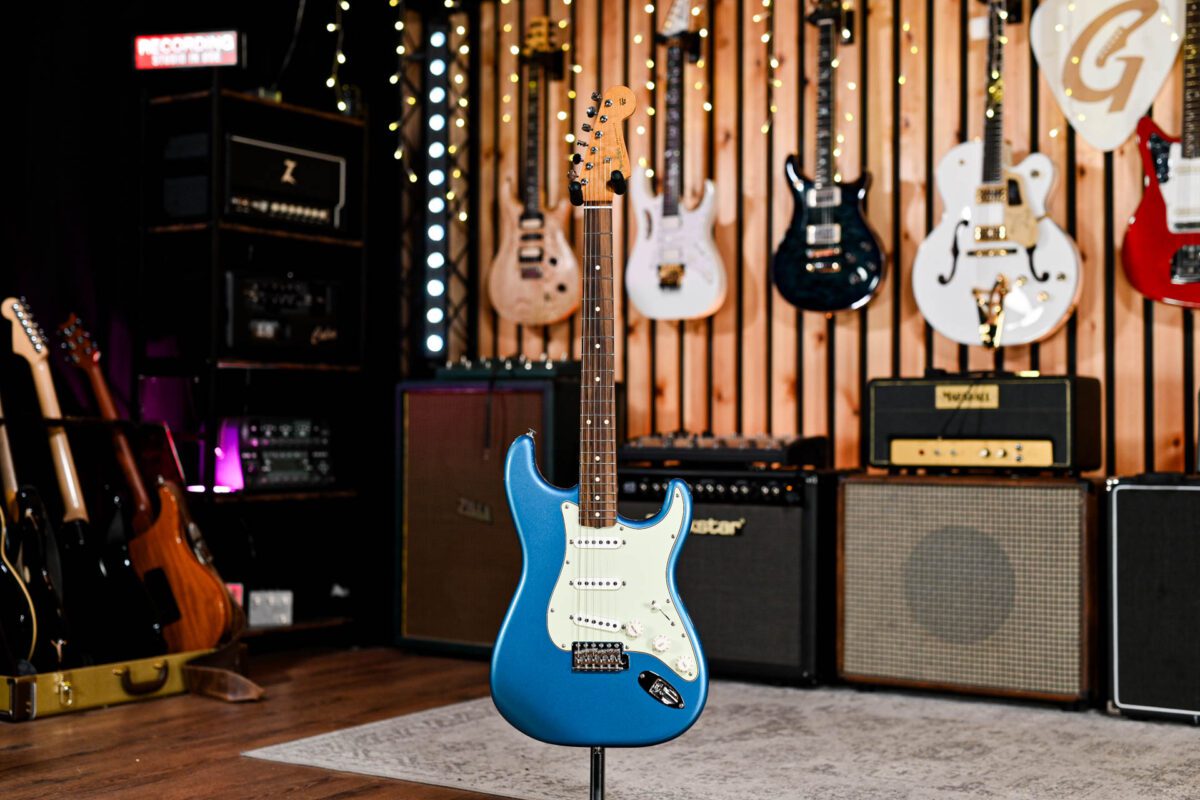 Fender Vintera II 60's Stratocaster in Lake Placid Blue - Image 2