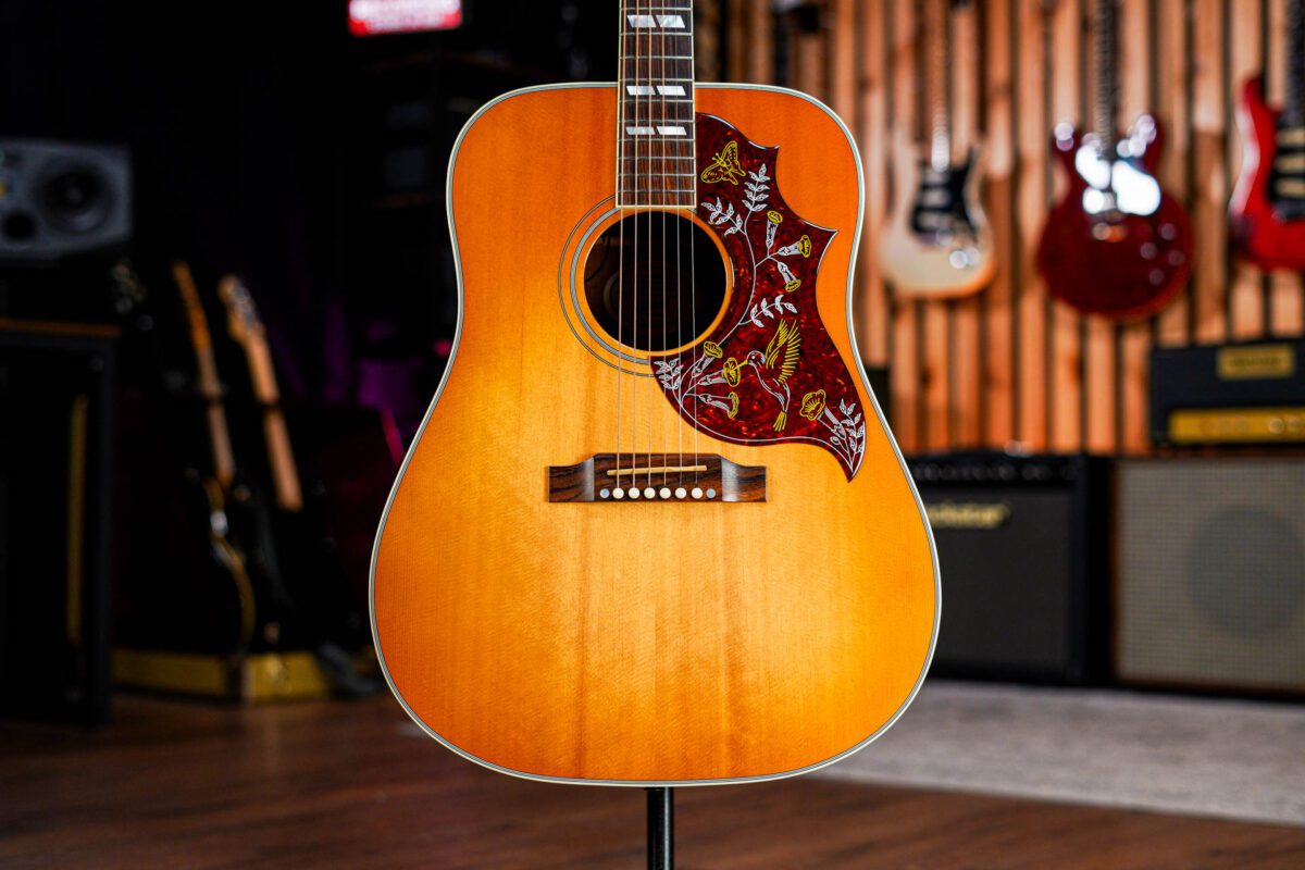 Gibson Hummingbird in Heritage Cherry