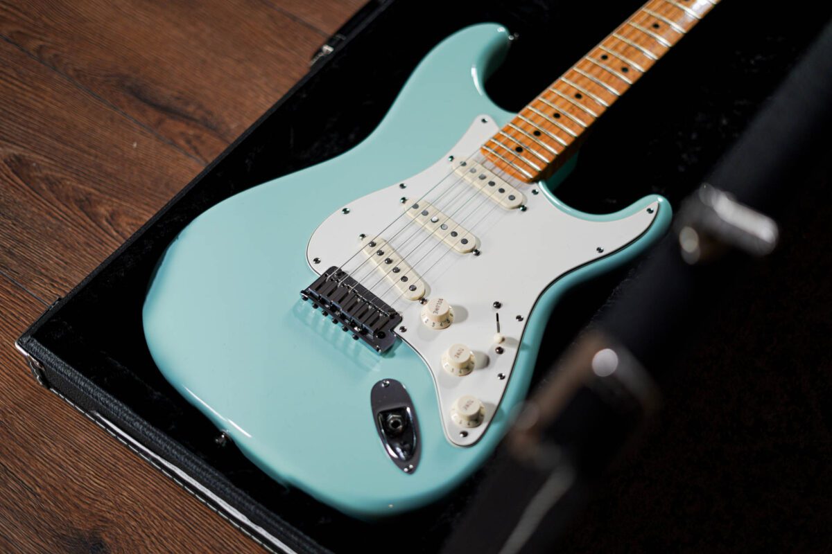 Fender Custom Shop Classic Stratocaster in Daphne Blue - Image 4