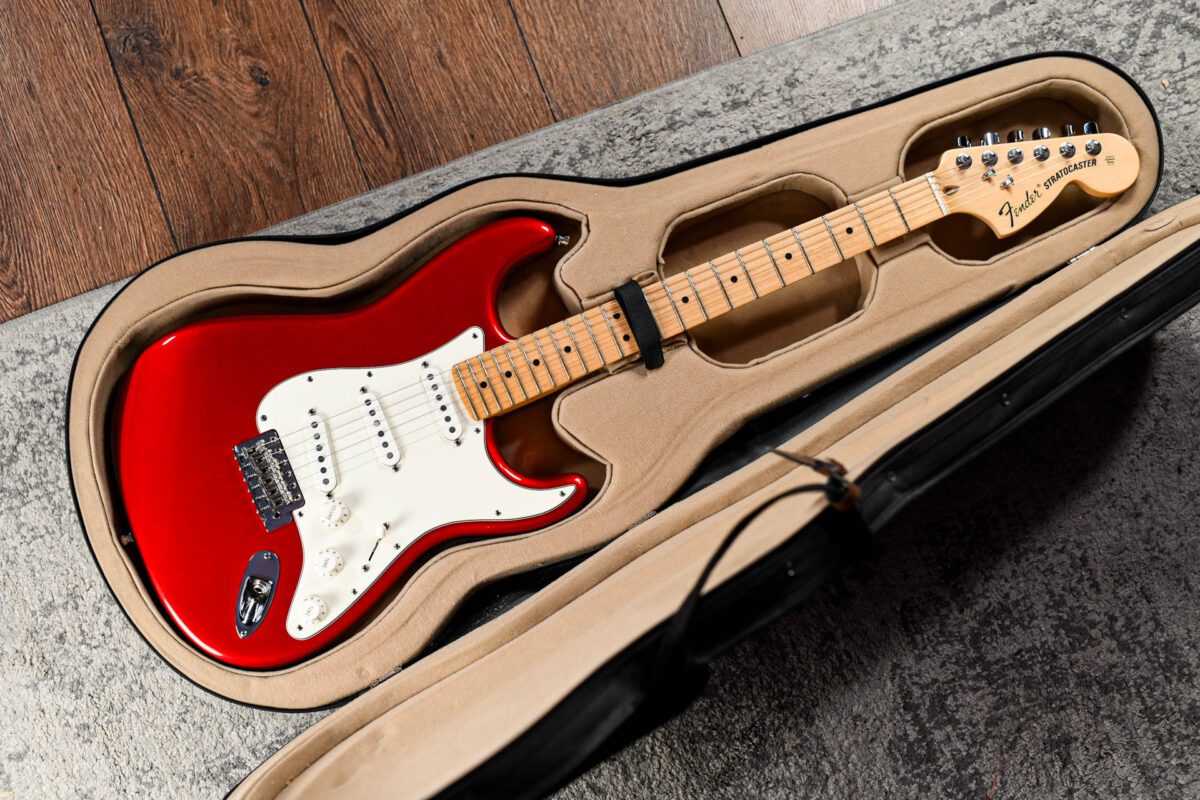 Fender American Special Stratocaster in Candy Apple Red - Image 2