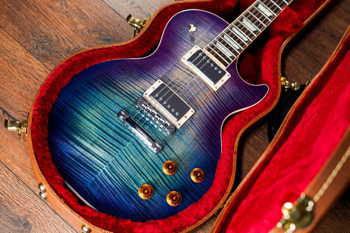 Gibson Les Paul Standard in Blueberry Burst - Image 2