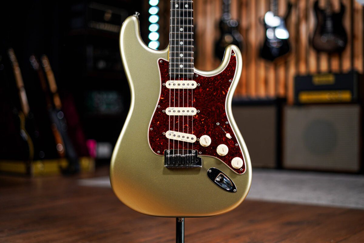 Fender American Elite Stratocaster in Champagne