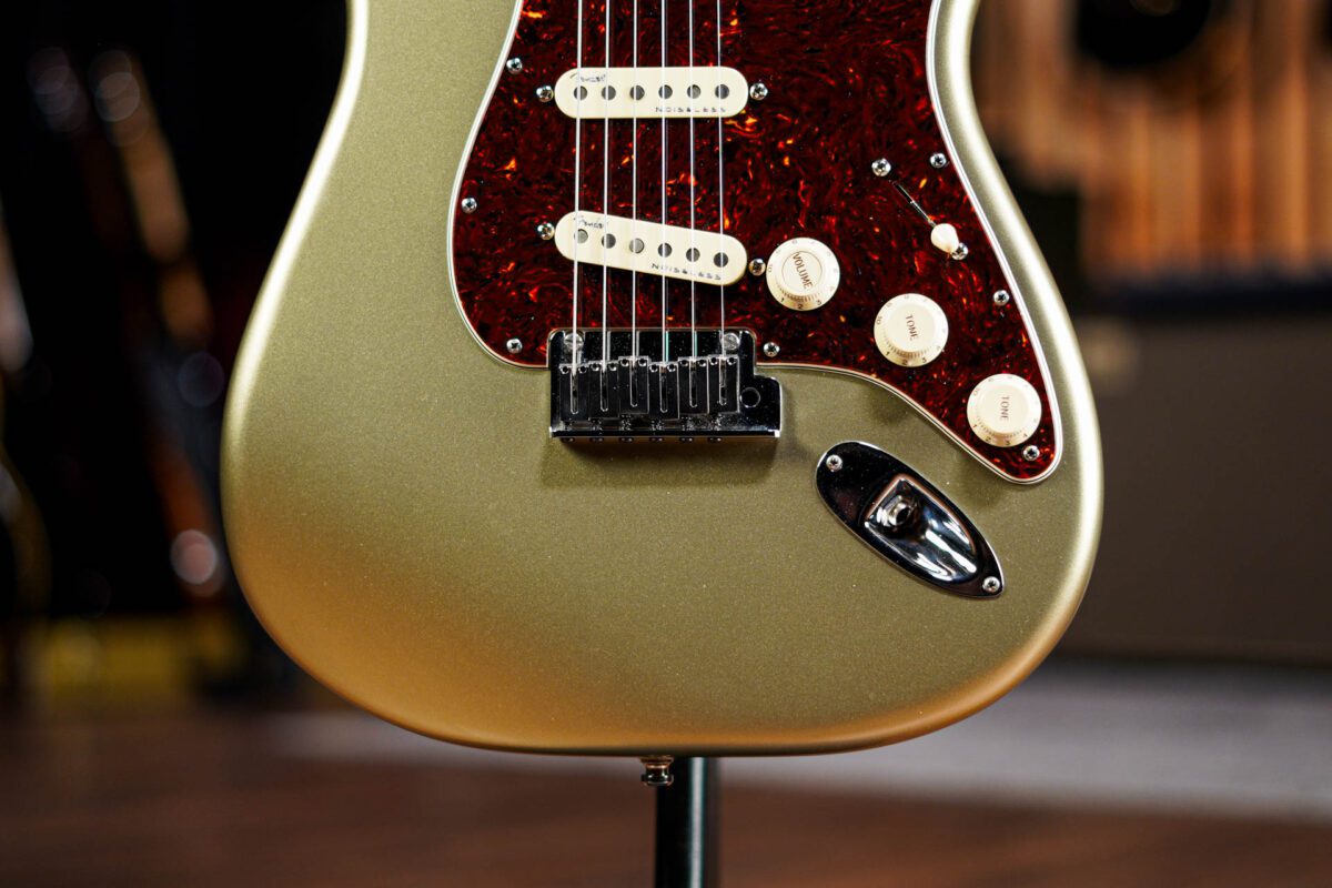 Fender American Elite Stratocaster in Champagne - Image 4