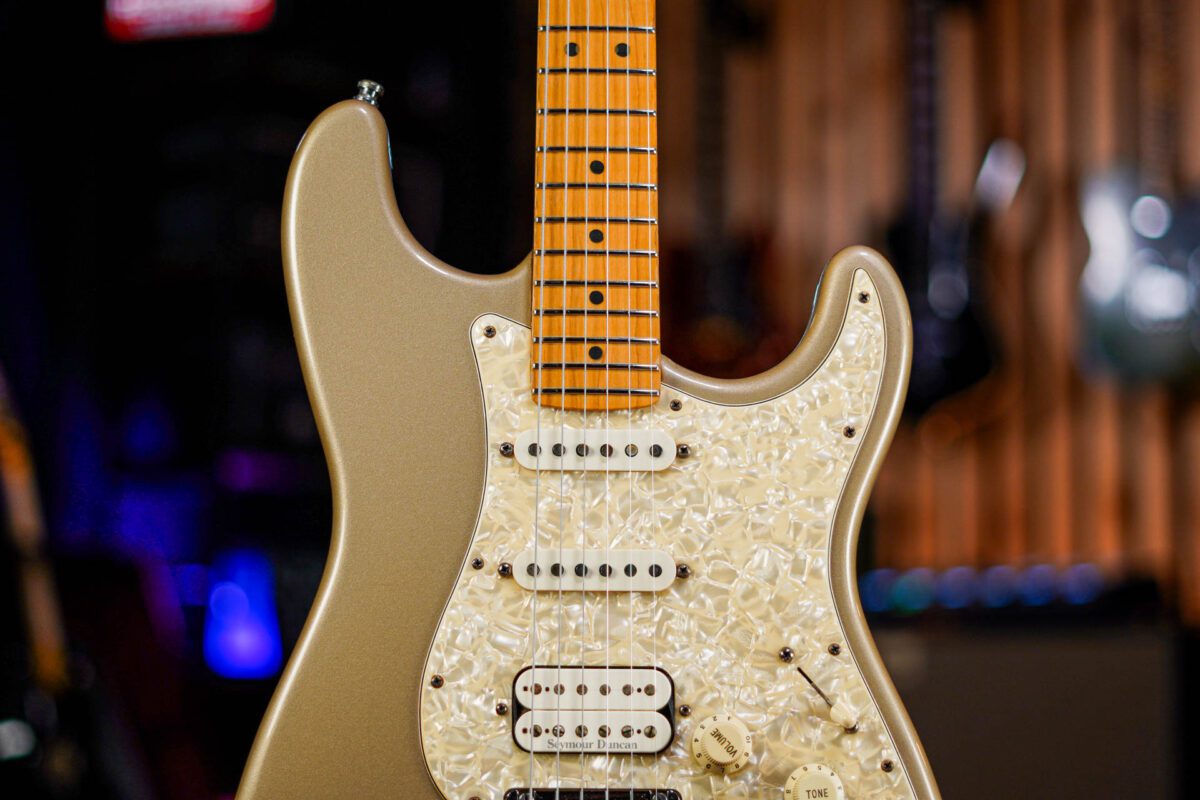Fender American Lone Star Stratocaster in Shoreline Gold - Image 5
