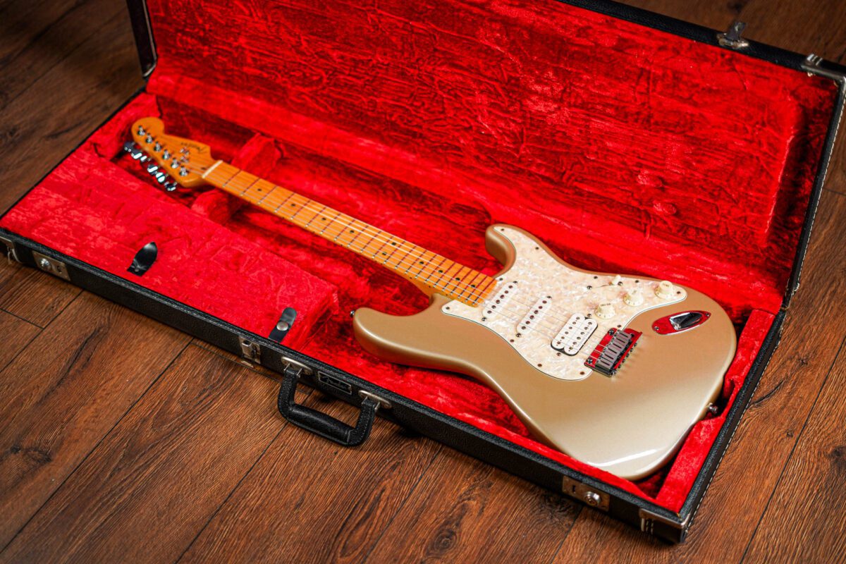 Fender American Lone Star Stratocaster in Shoreline Gold - Image 2