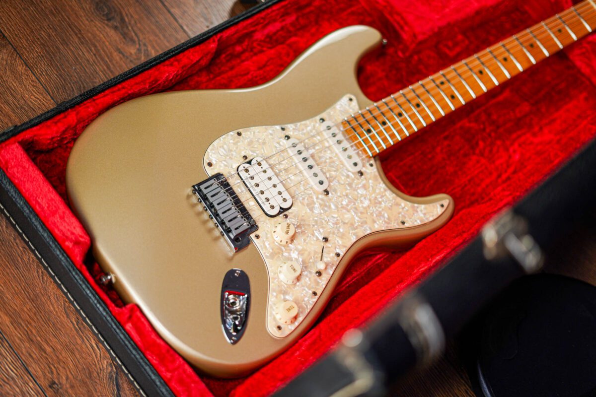 Fender American Lone Star Stratocaster in Shoreline Gold - Image 3