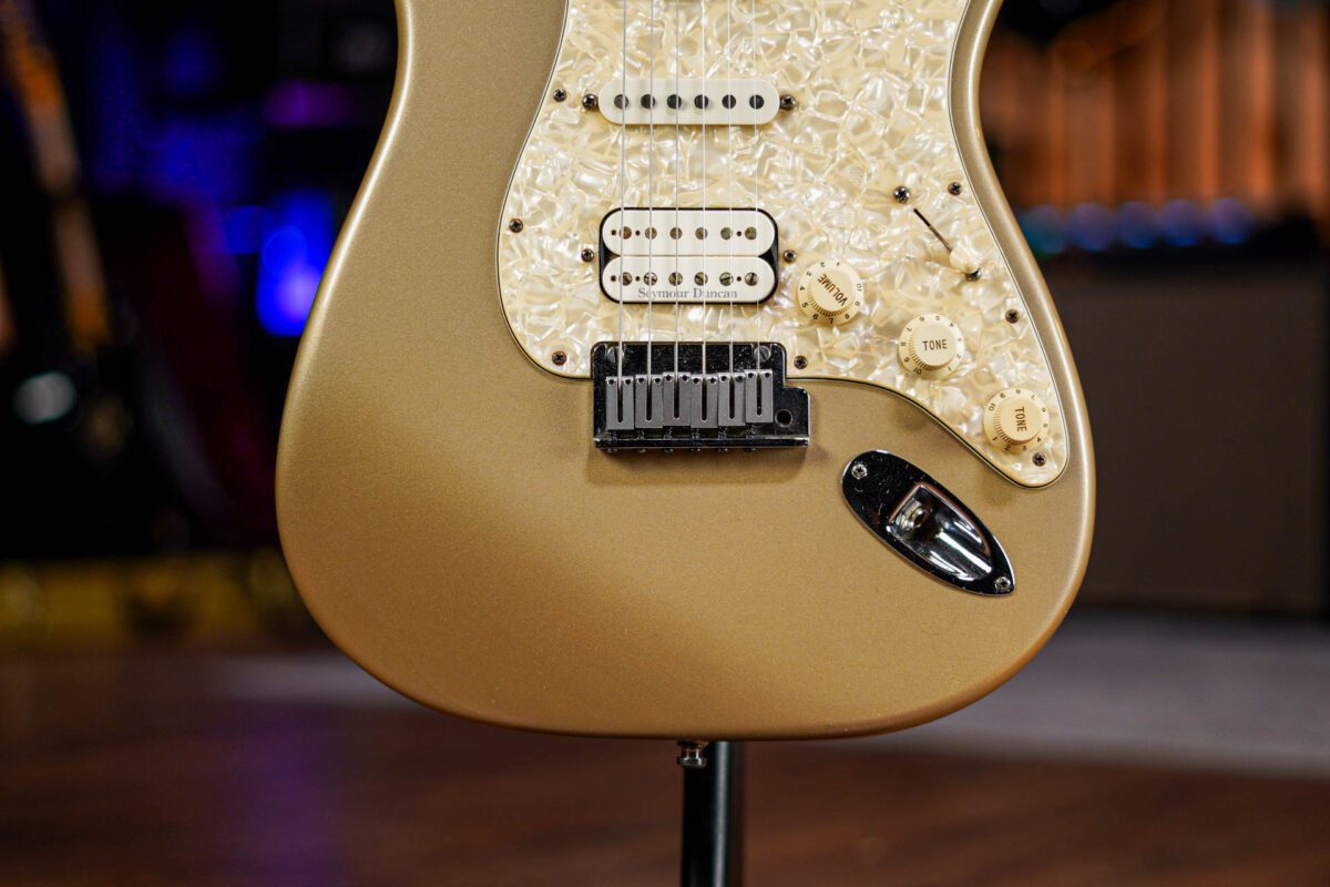 Fender American Lone Star Stratocaster in Shoreline Gold - Image 4