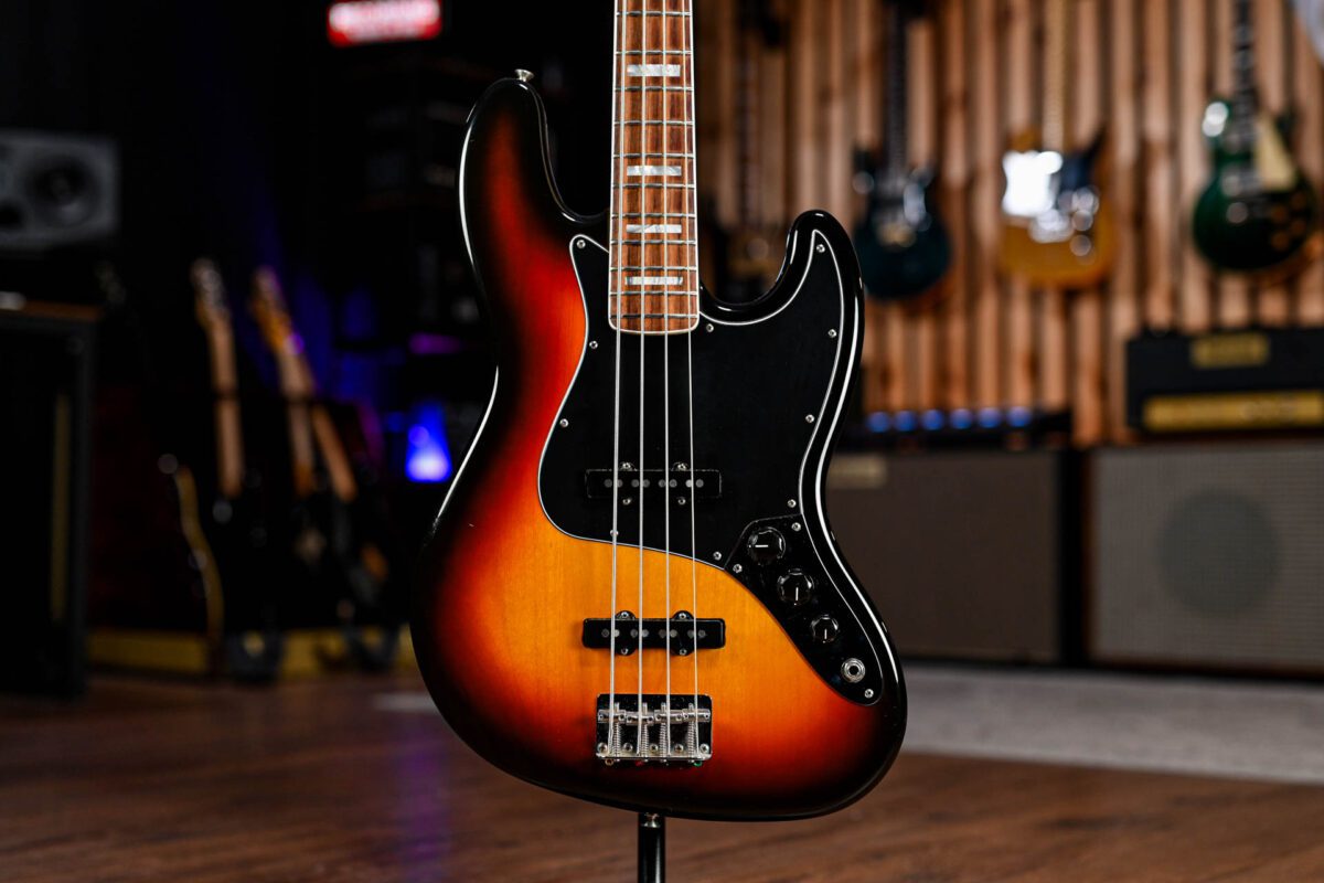 Fender Classic 70s Jazz Bass in 3-Colour Sunburst
