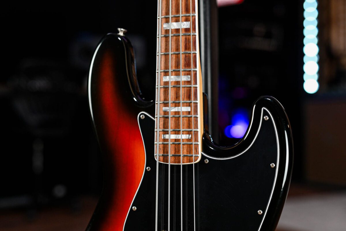 Fender Classic 70s Jazz Bass in 3-Colour Sunburst - Image 4