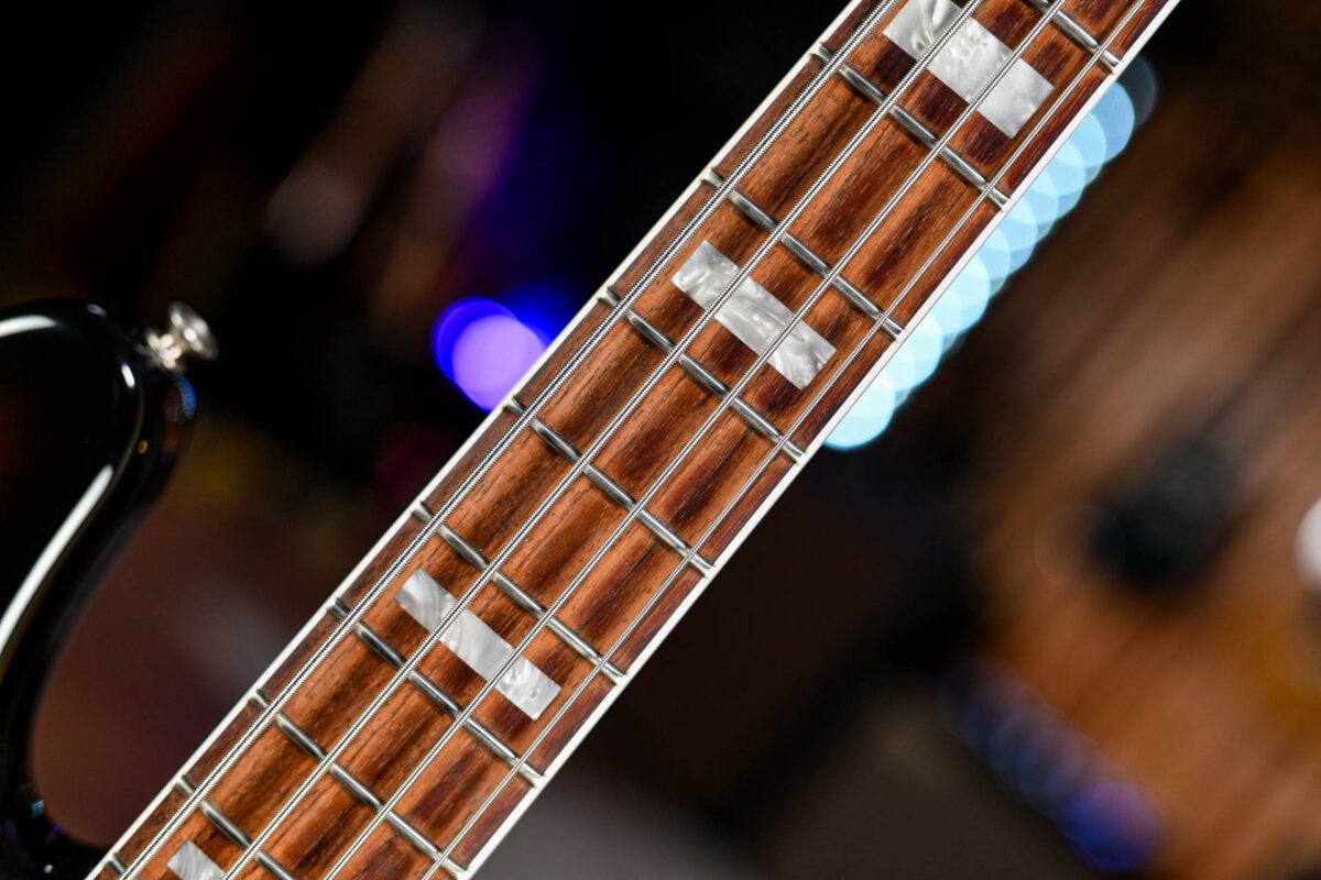 Fender Classic 70s Jazz Bass in 3-Colour Sunburst - Image 5