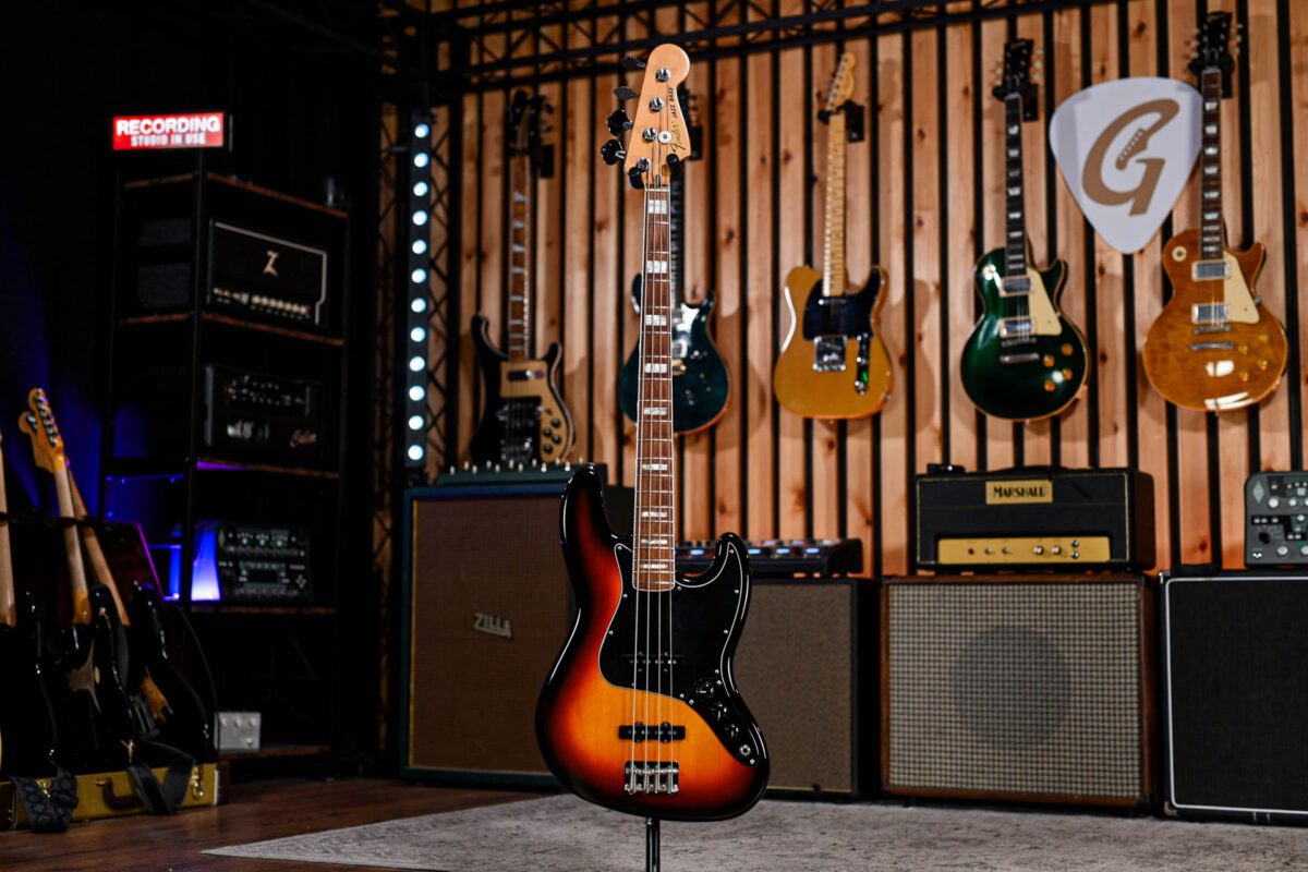 Fender Classic 70s Jazz Bass in 3-Colour Sunburst - Image 2