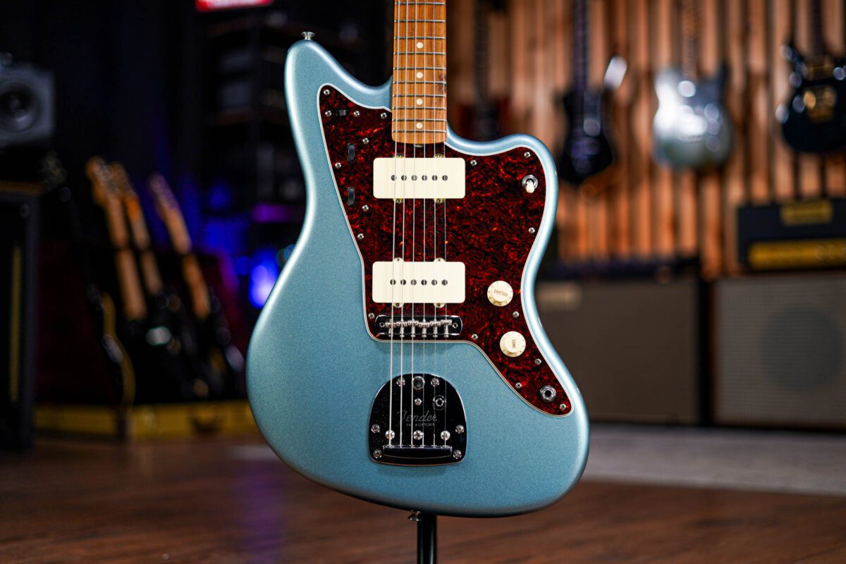Fender Vintera '60s Jazzmaster in Ice Blue Metallic