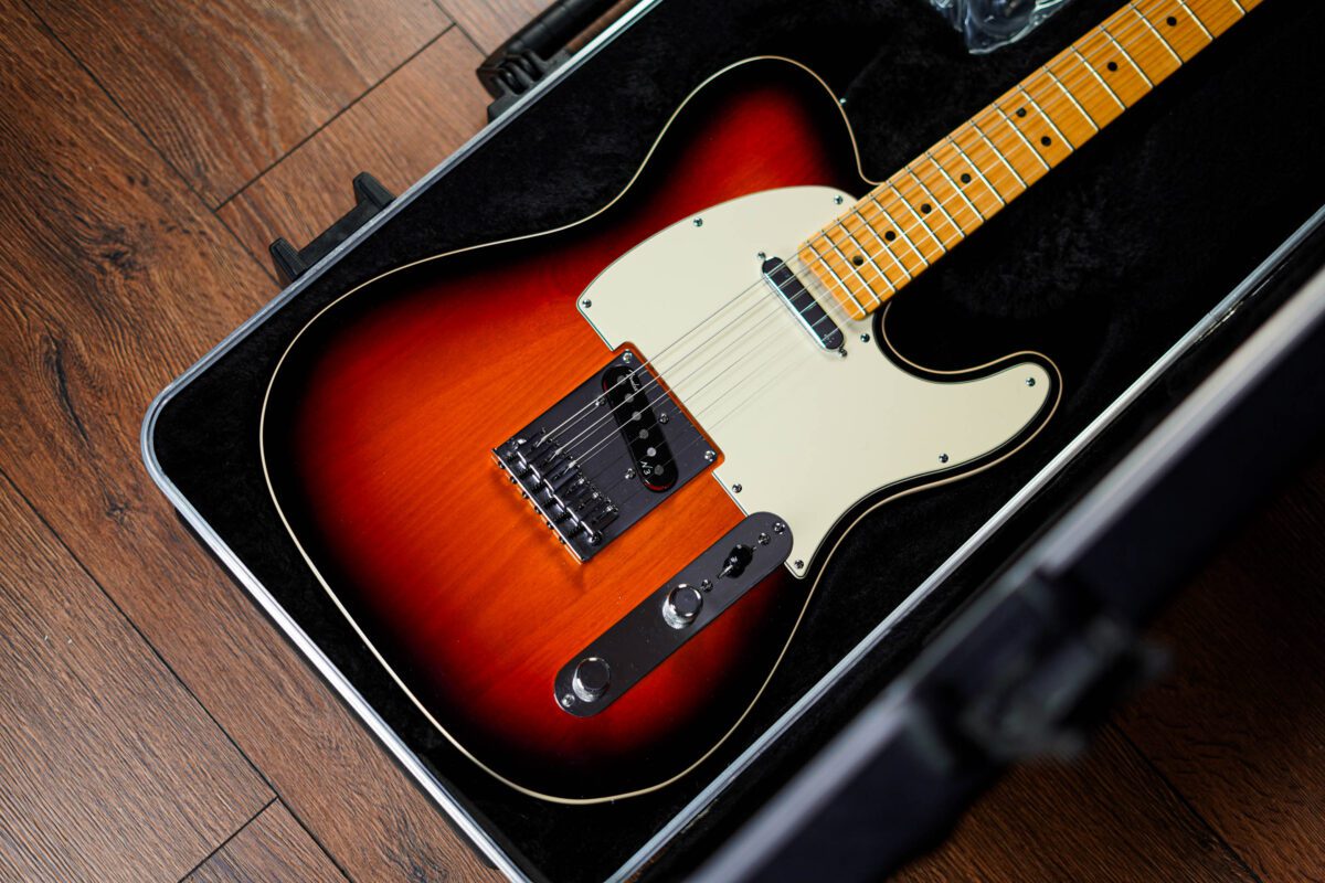 Fender American Deluxe Telecaster in 3 Colour Sunburst - Image 2