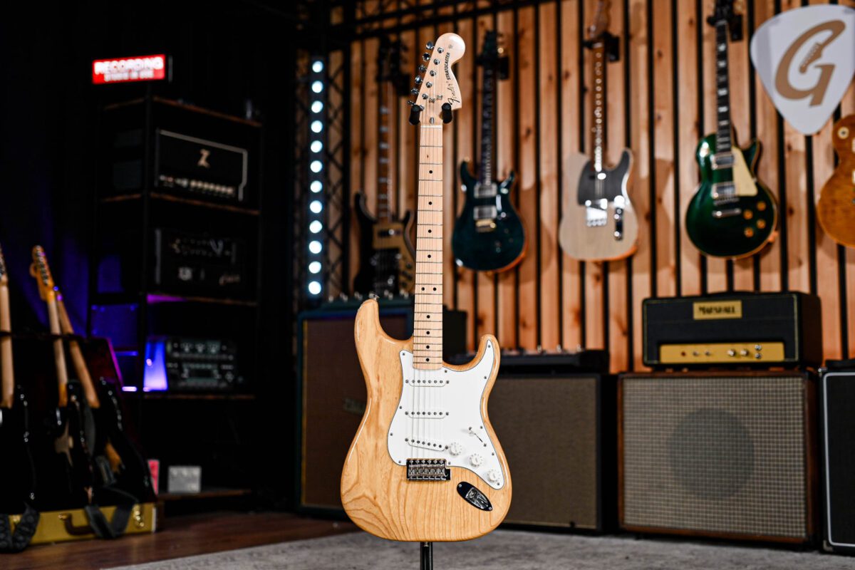 Fender Classic Series 70's Stratocaster in Natural - Image 2