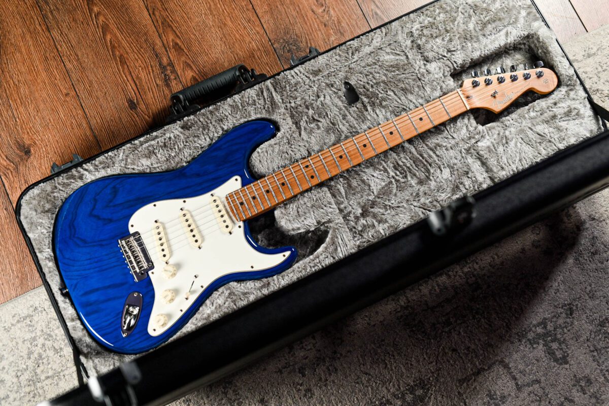 Fender Limited Edition American Professional Stratocaster in Sapphire Blue Transparent - Image 2