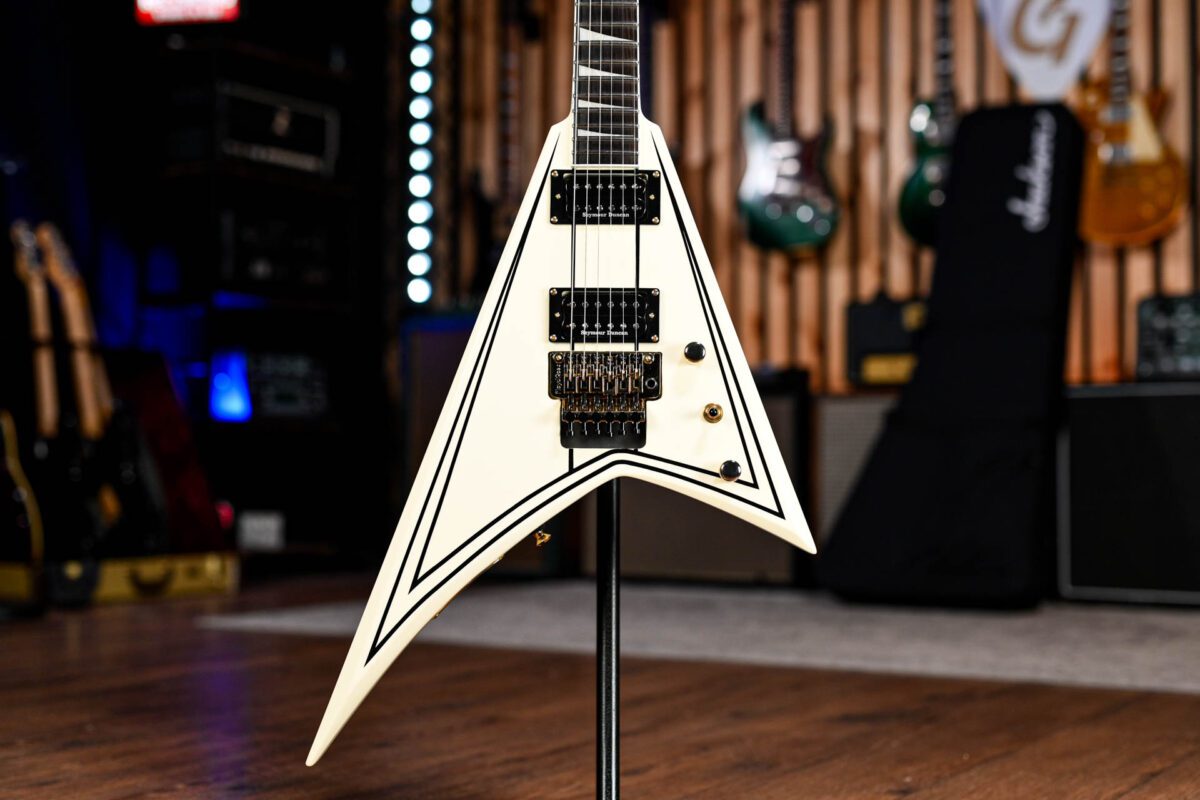 Jackson RR3 Pro in White Pinstripe