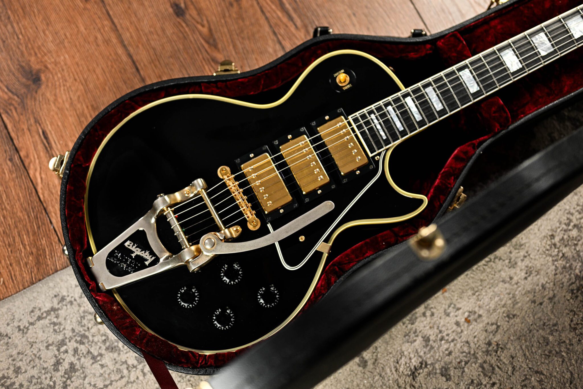 Gibson Custom Shop 1957 Les Paul Custom 3 Pickup Bigsby ‘VOS’ in Ebony - Image 9