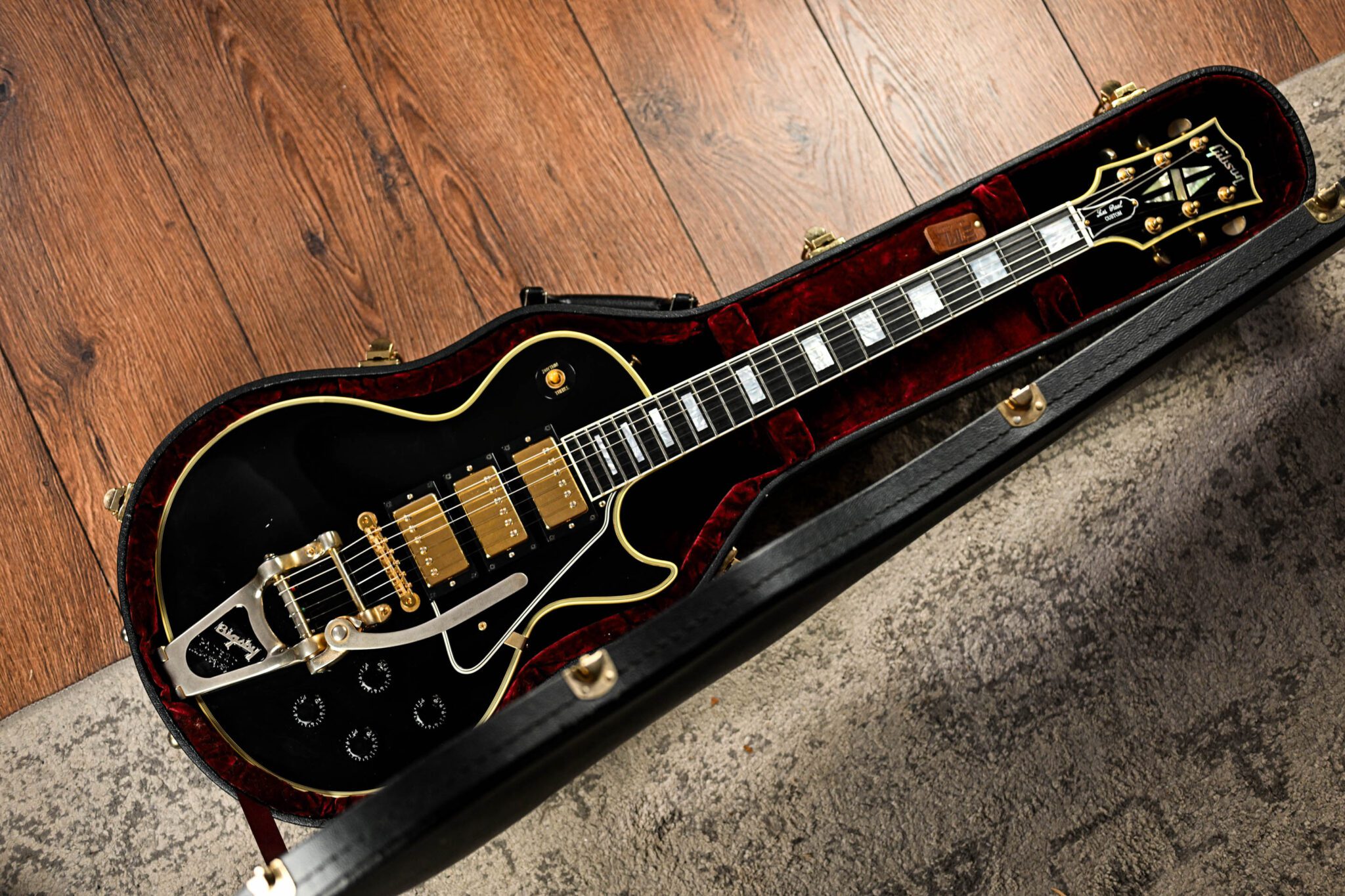 Gibson Custom Shop 1957 Les Paul Custom 3 Pickup Bigsby ‘VOS’ in Ebony - Image 2